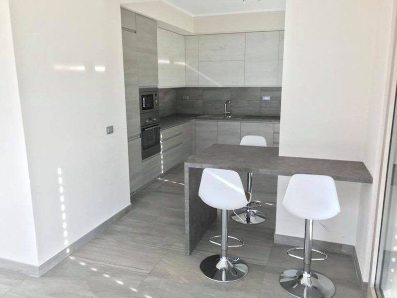 cucina con sgabelli