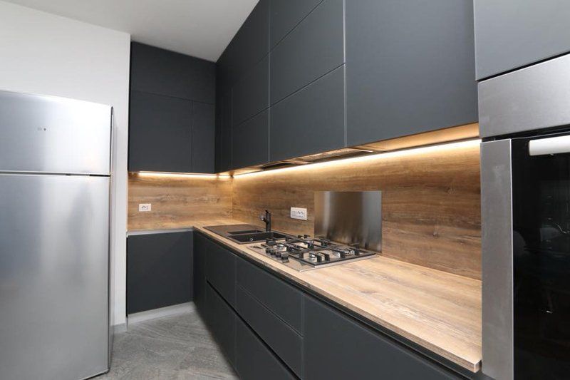 cucina grigia con frigorifero metallizzato
