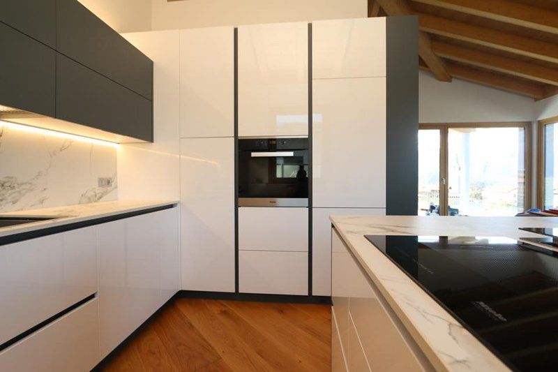 cucina con top e paraschizzi in marmo