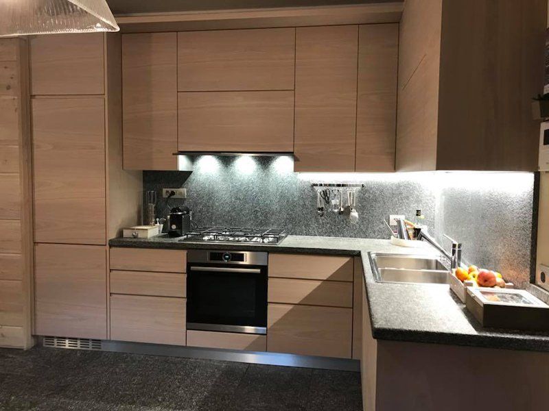 cucina con fornelli e doppio lavandino