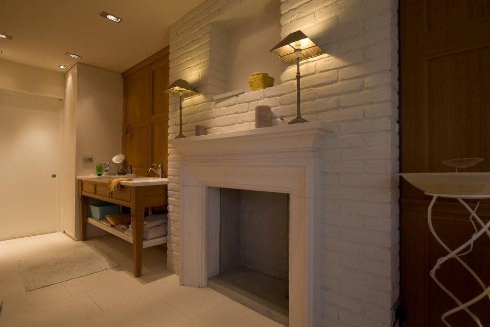 bagno con cornice di un camino