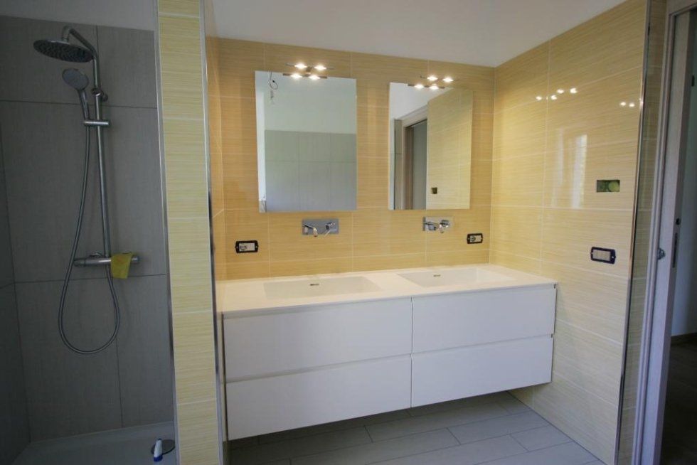 bagno con doppio lavabo e doppio specchio