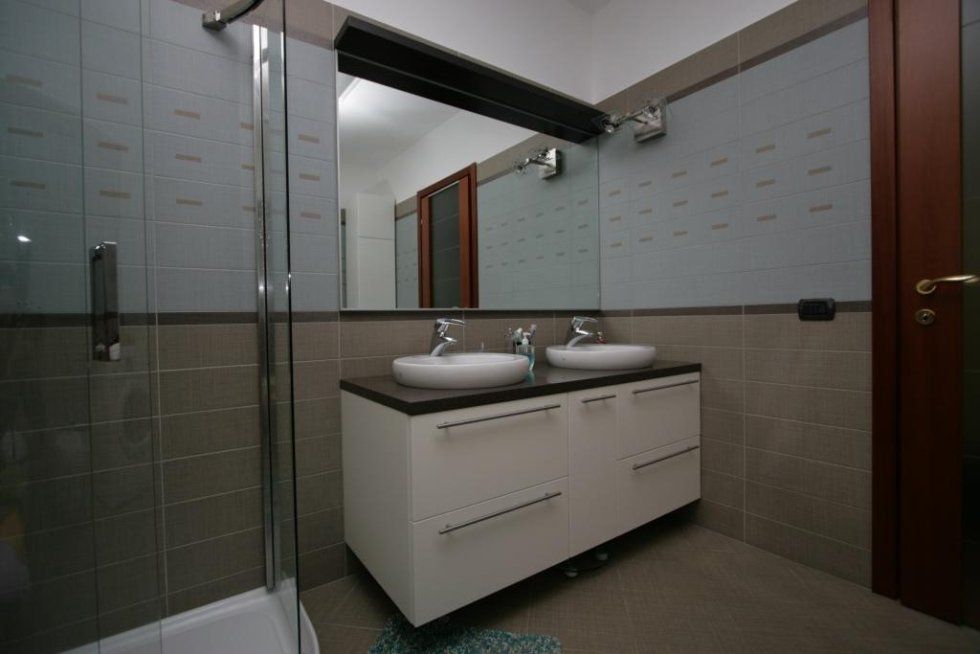 bagno con box doccia in vetro