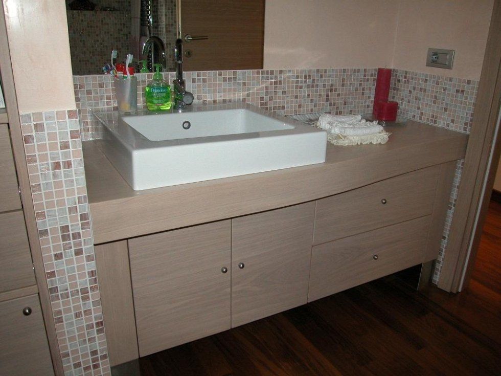 mobile da bagno in legno