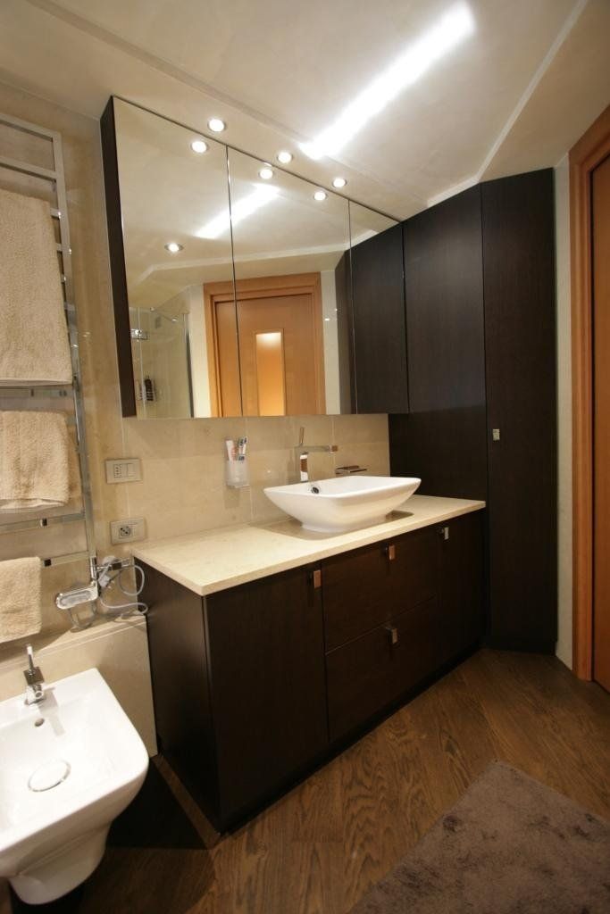 bagno con scaldasalviette e mobile con specchio