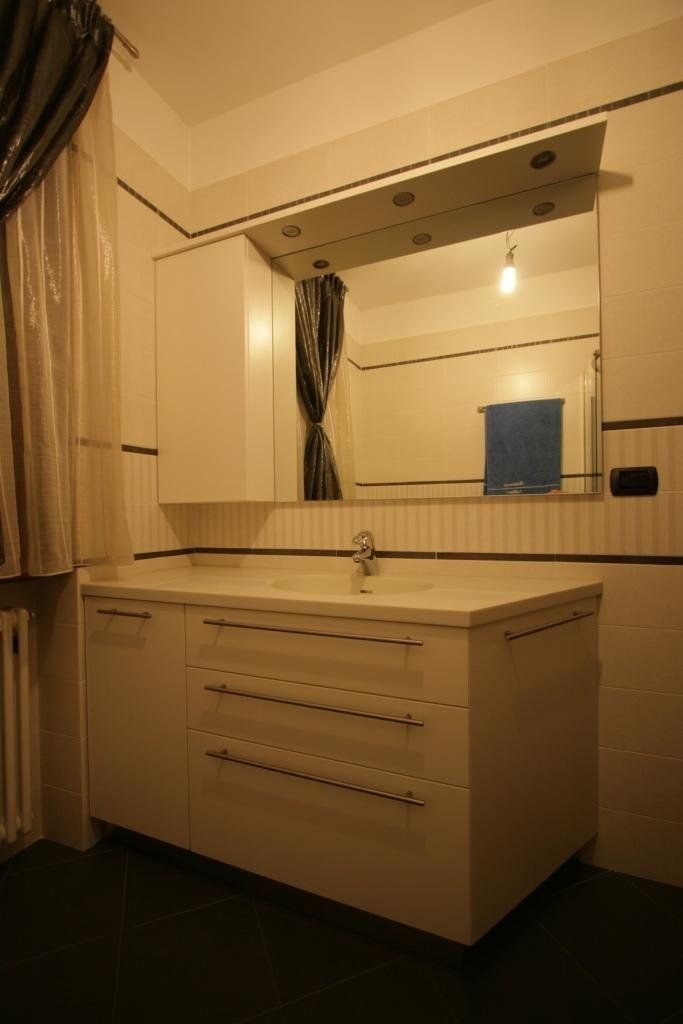 mobile da bagno con portasciugamani