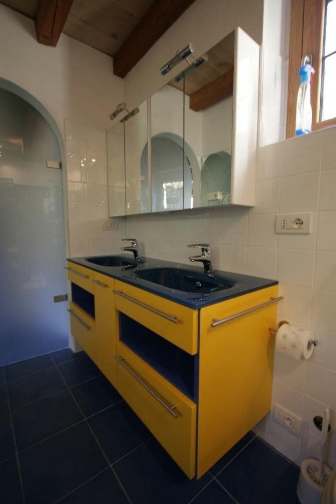 doppio mobile da bagno giallo con top blu