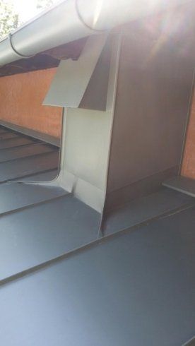 rivestimento e scossalina camino integrati alla copertura in zinco titanio VM Zinc