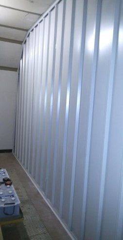 rivestimento di parete interna in lamiera grecata bianco grigio