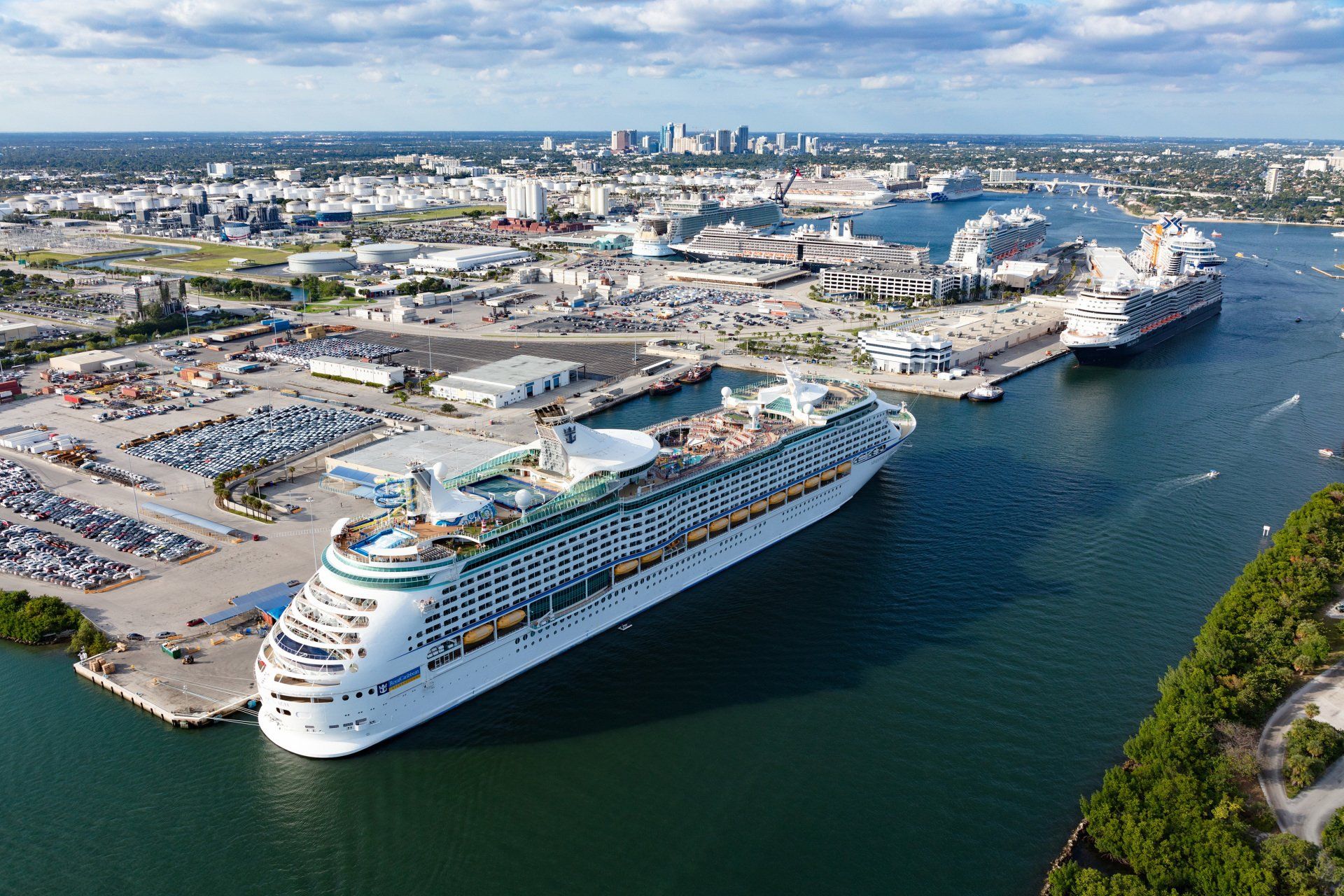 Most passengers sailed in and out in a single day: world record set by Port Everglades Most passengers sailed in and out in a single day: world record set by Port Everglades