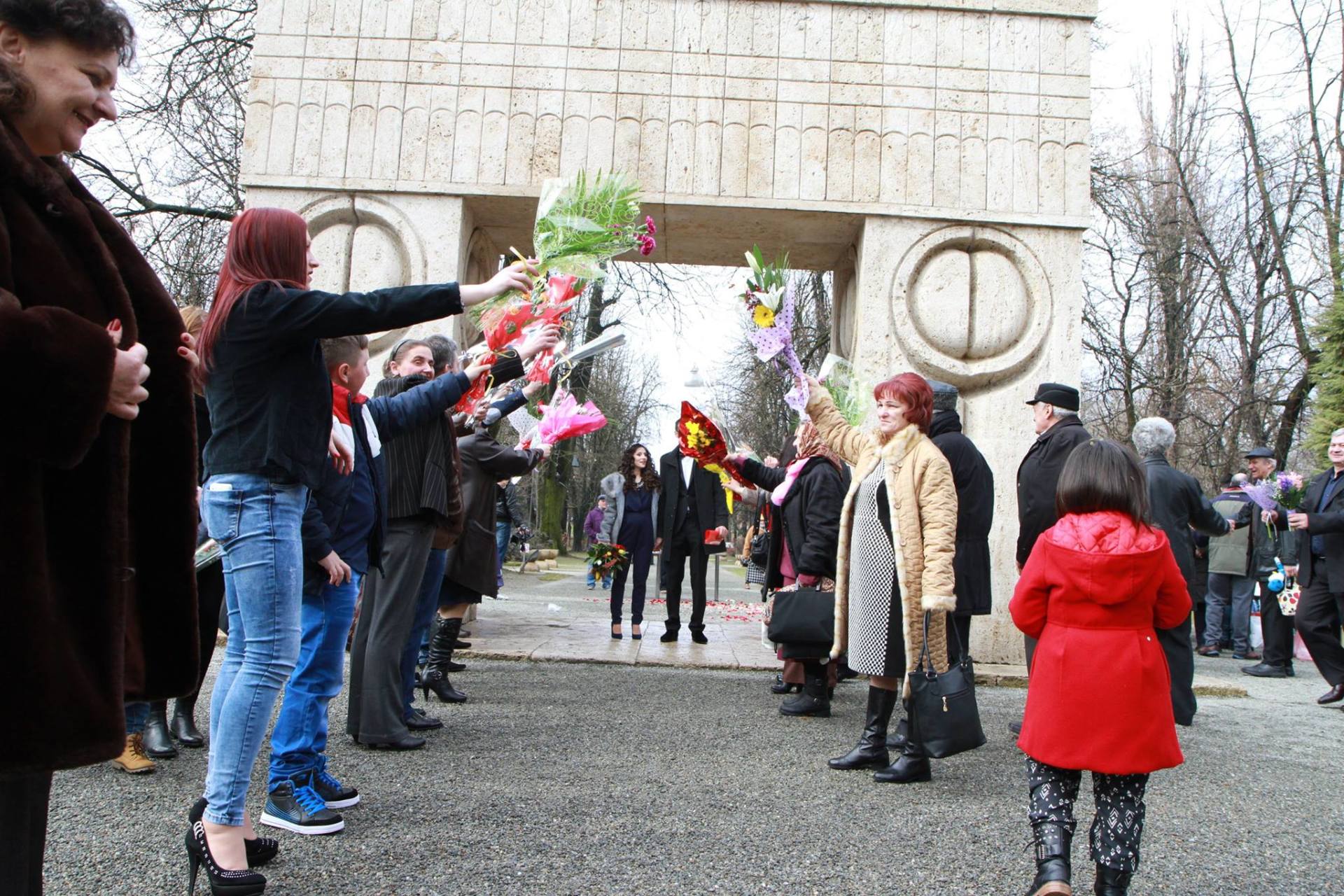 Largest monument to the kiss: The Gate Of The Kiss by Constantin Brancusi sets world record