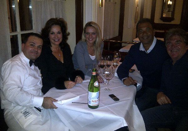 corrinne with ruud and their friends at a table in a resturant