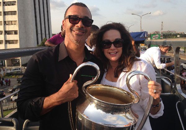 corrinne and ruud holding a cup