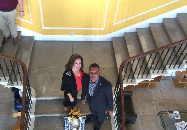 ruud and corrinne being photographed from a balcony