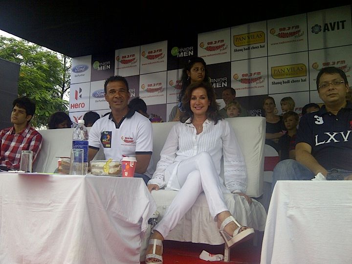 corrinne and ruud sitting on white chairs at an event
