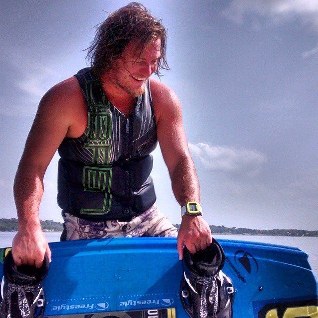 A man wearing a vest that says freestyle on it