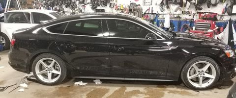 Car Window Replacement — Mechanic Changing Glass in Chicago, IL