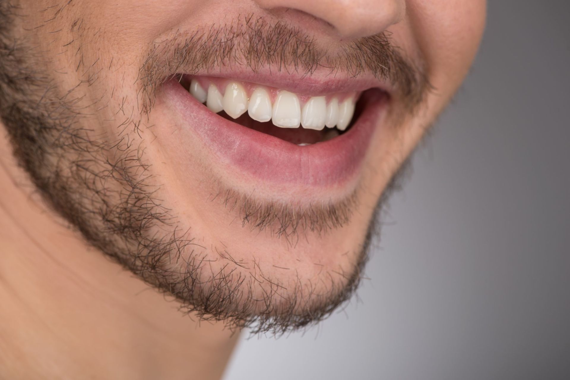 ragazzo con denti bianchi