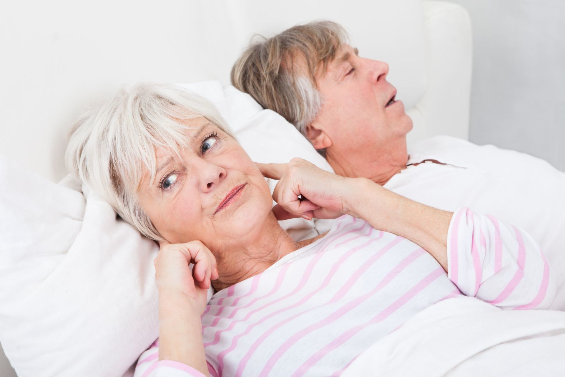 anziano con apnee del sonno