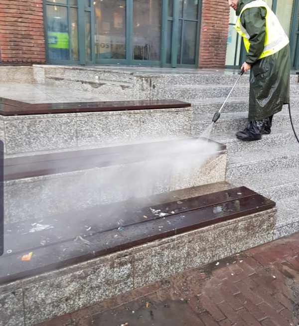 grondige reiniging van traptreden trap treden reiniging door N.A. Schoonmaakbedrijf