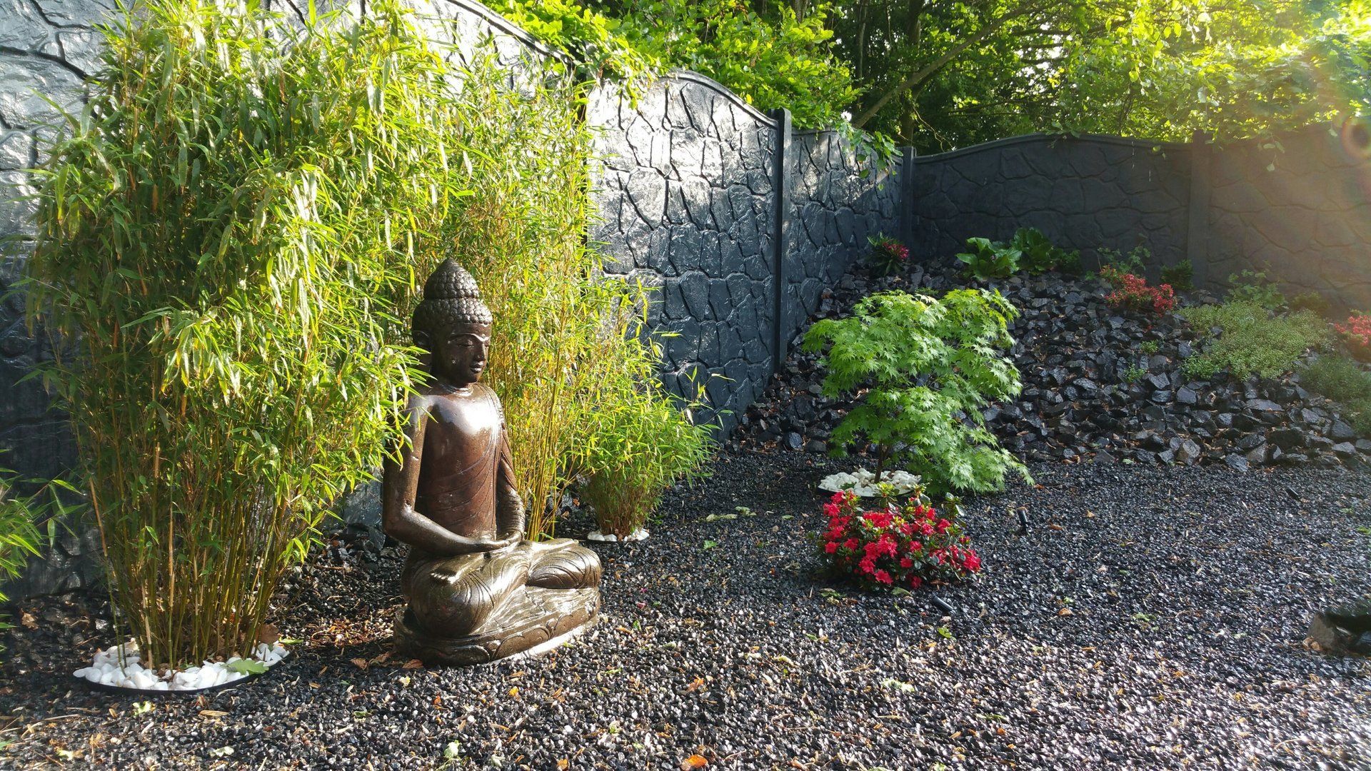 Zijkant buddha beeld in de saunatuin