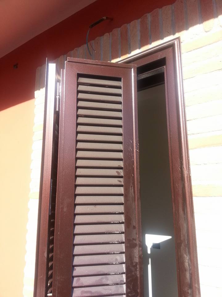 porta finestra con persiane aperte