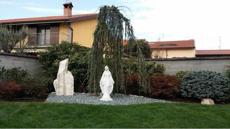Salice e statue