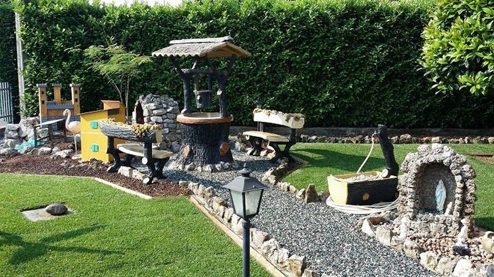 Giardino con pozzo