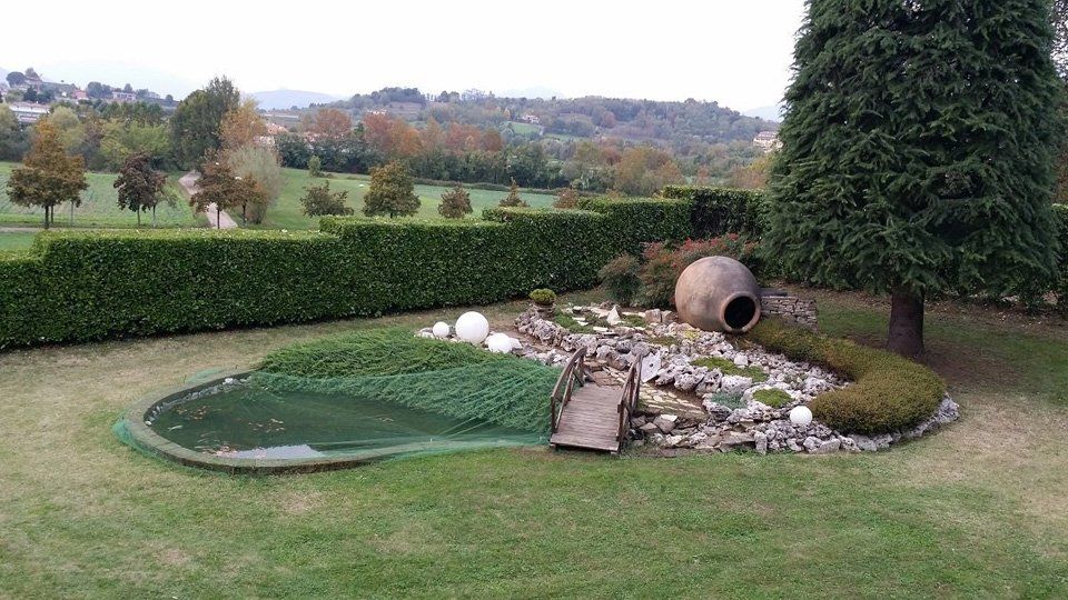 Giardino con anfora