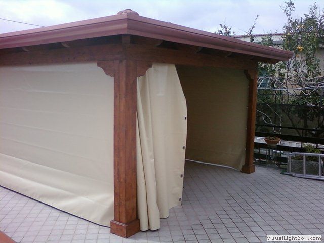 gazebo in legno con tenda