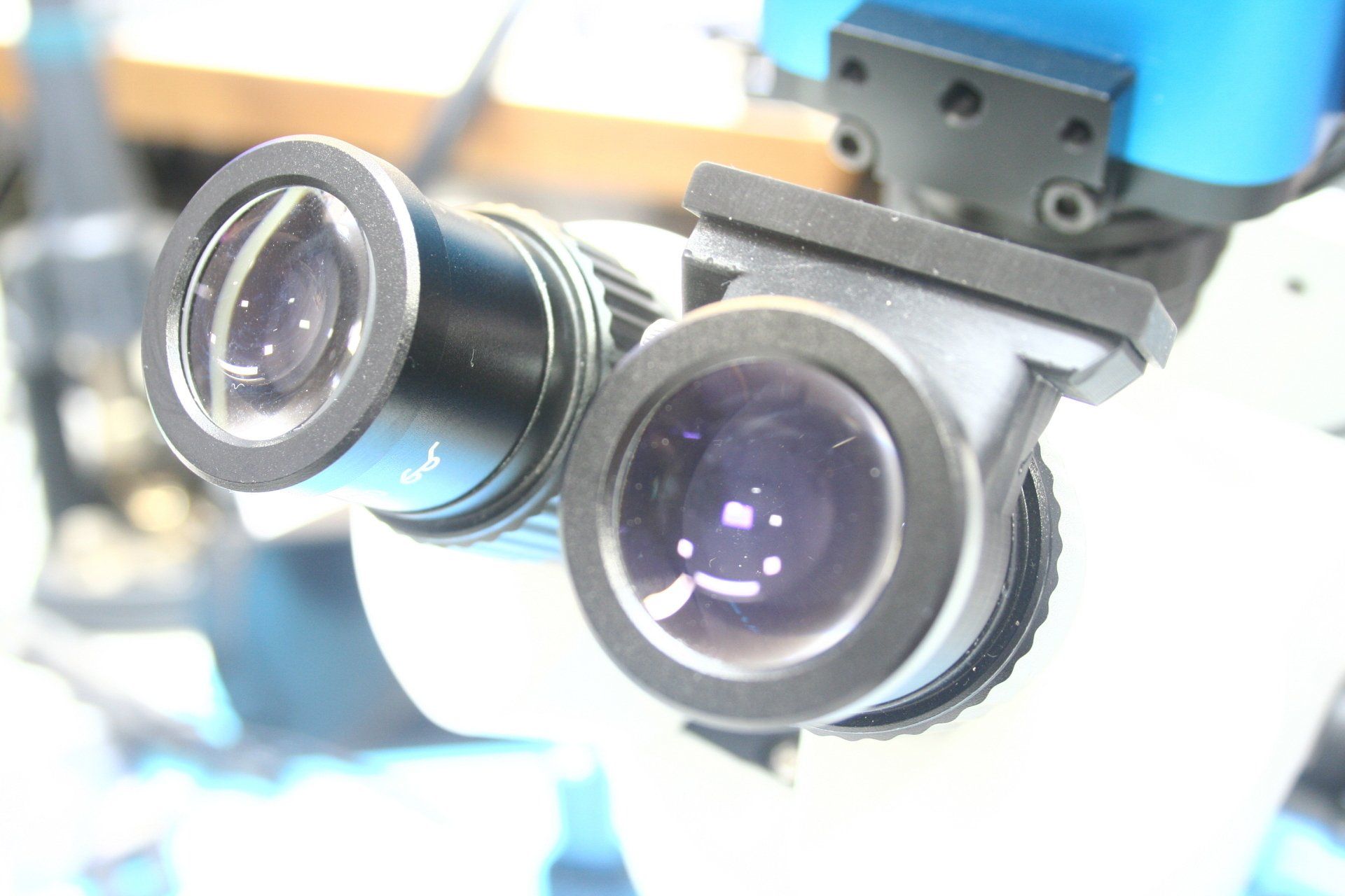 A close up of a pair of microscope. The right side being a 1i
