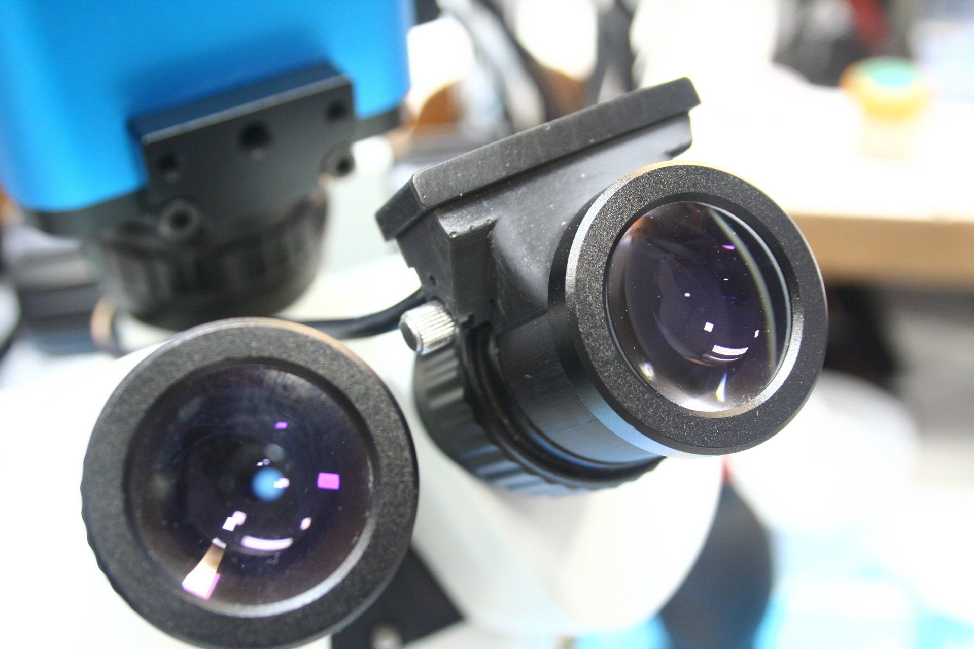 A close up of a microscope with two lenses. The lense on the right is the 1i.