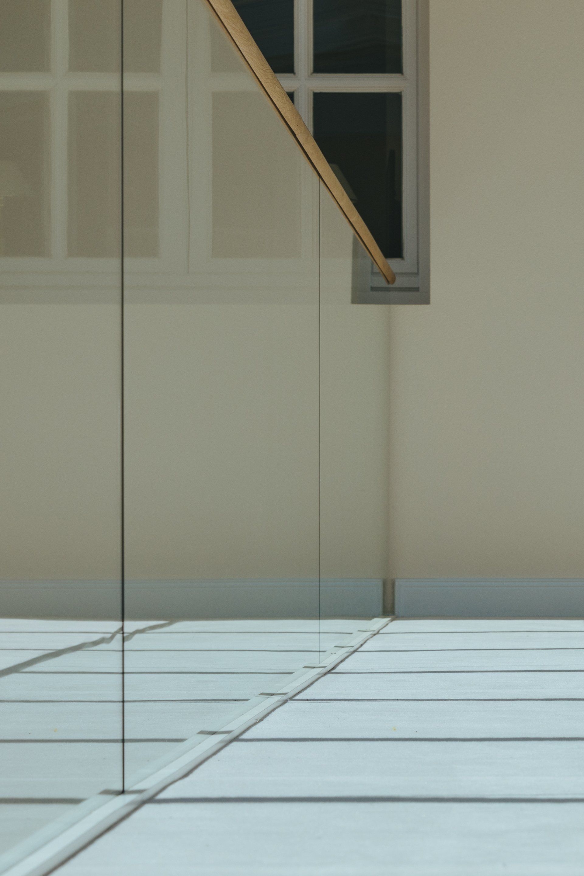 Eine Treppe mit Holzgeländer und Fenster
