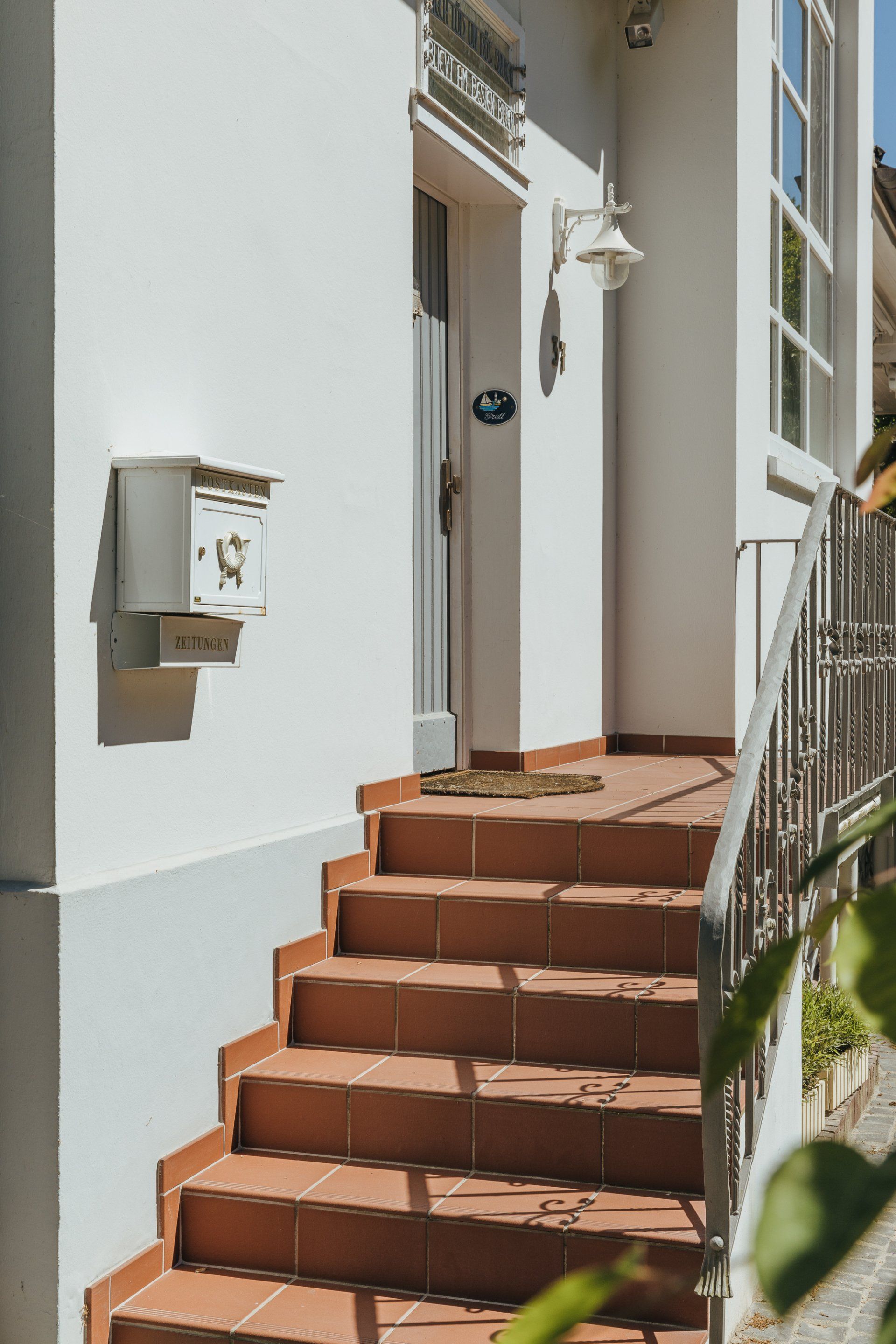 Eine Treppe, die zur Eingangstür eines Hauses führt.
