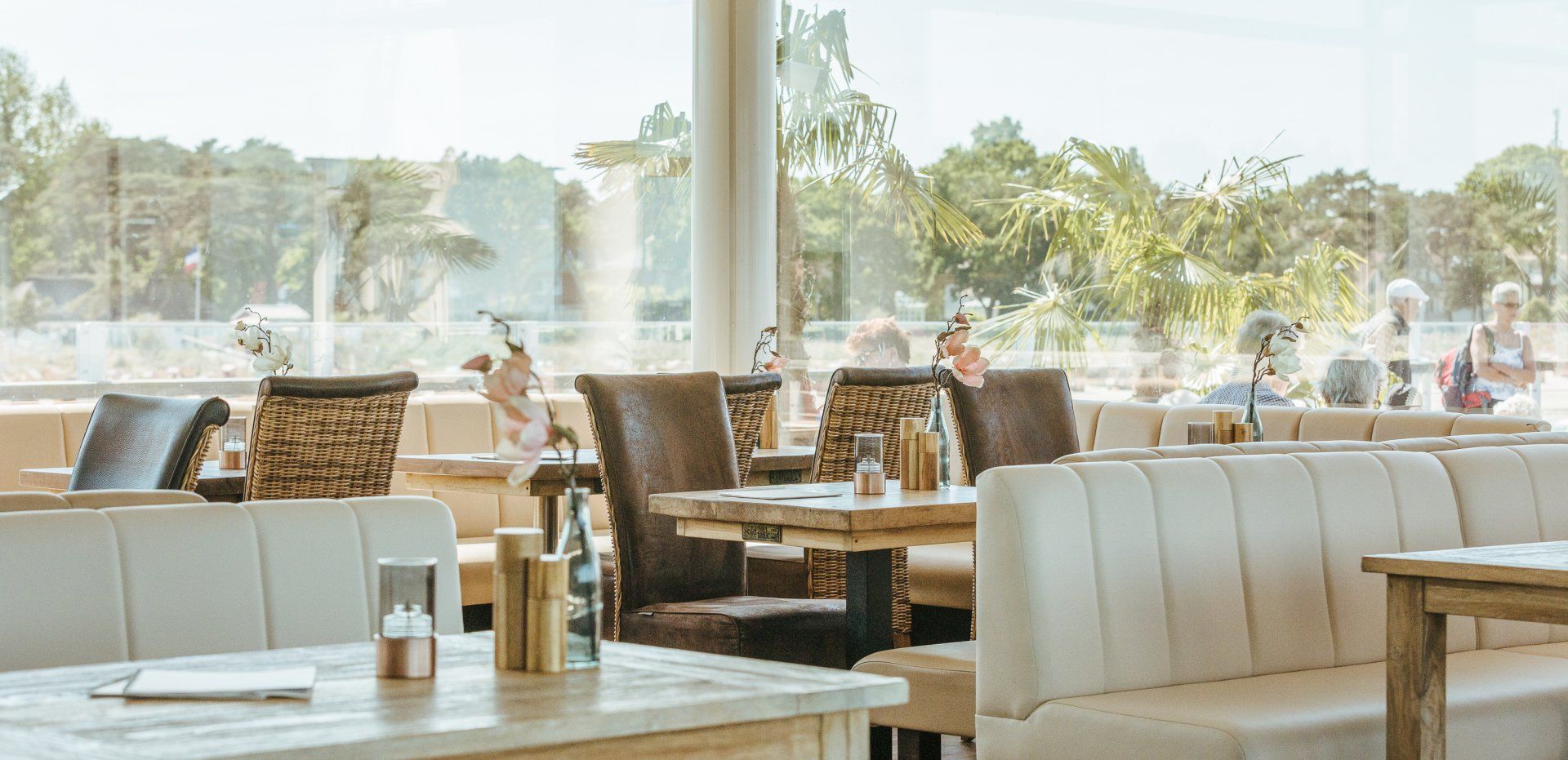 Ein Restaurant mit Tischen und Stühlen und einem Brunnen im Hintergrund.
