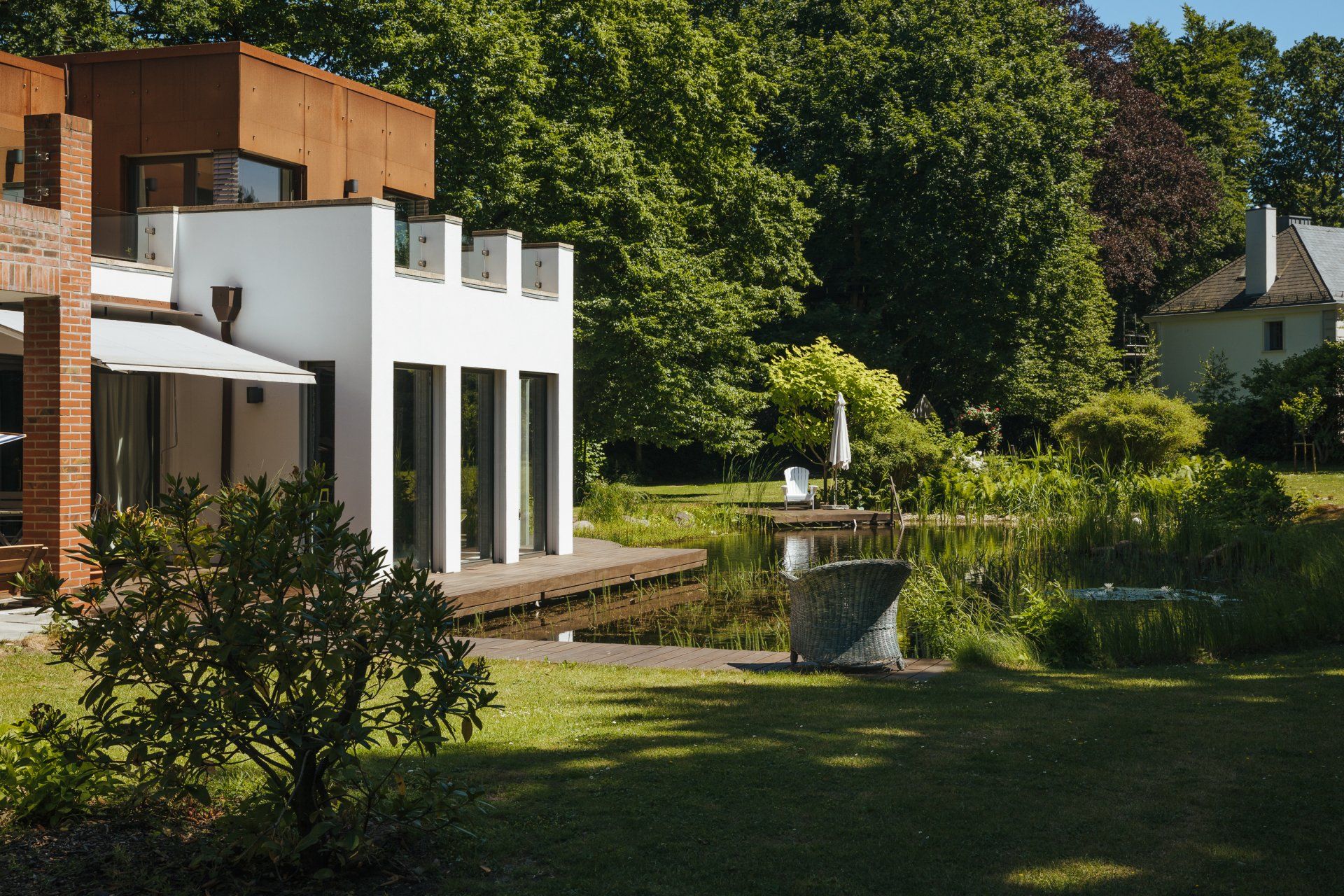 Ein Haus mit einem Teich davor