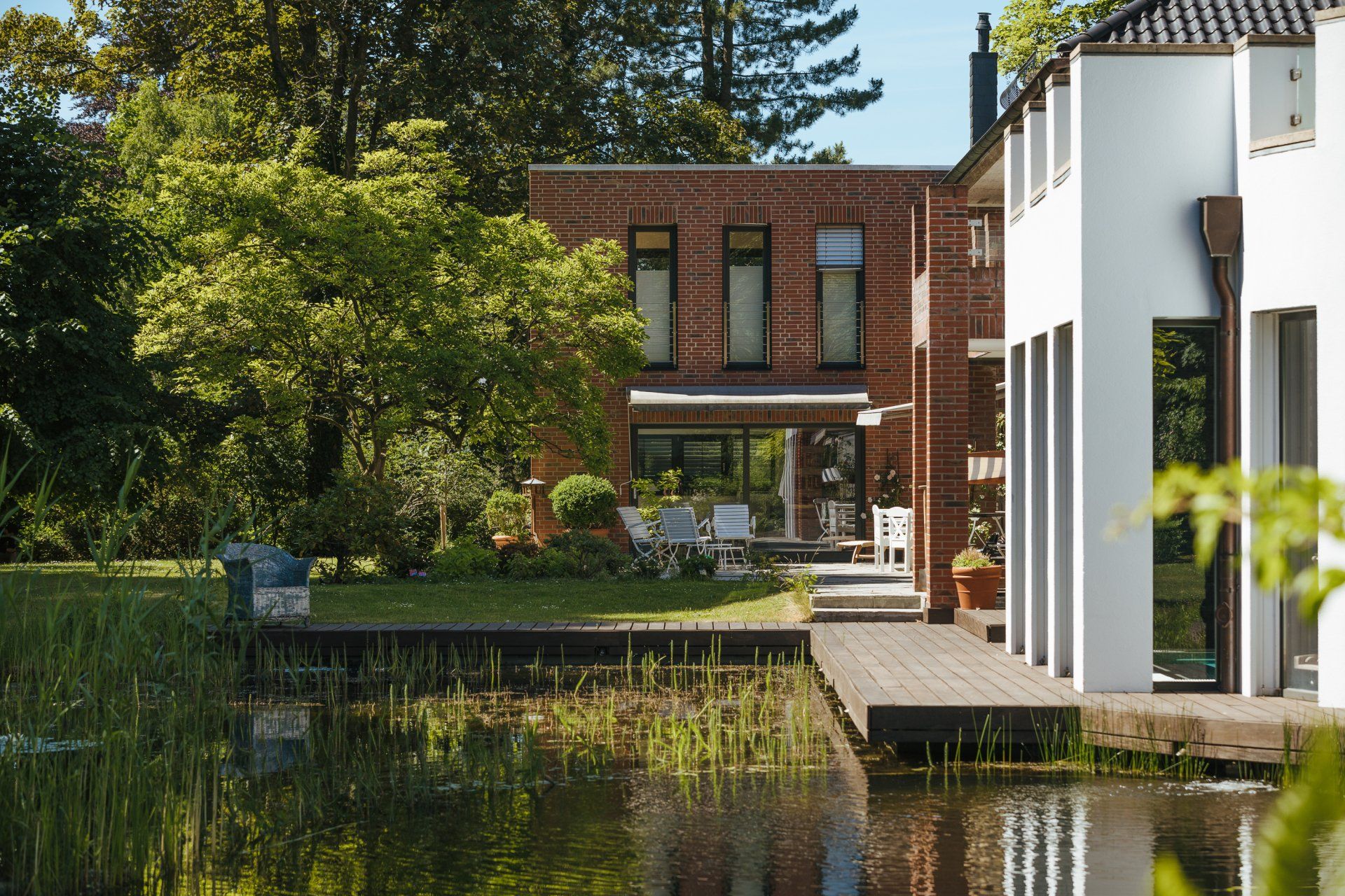 Ein Haus mit einem Teich davor