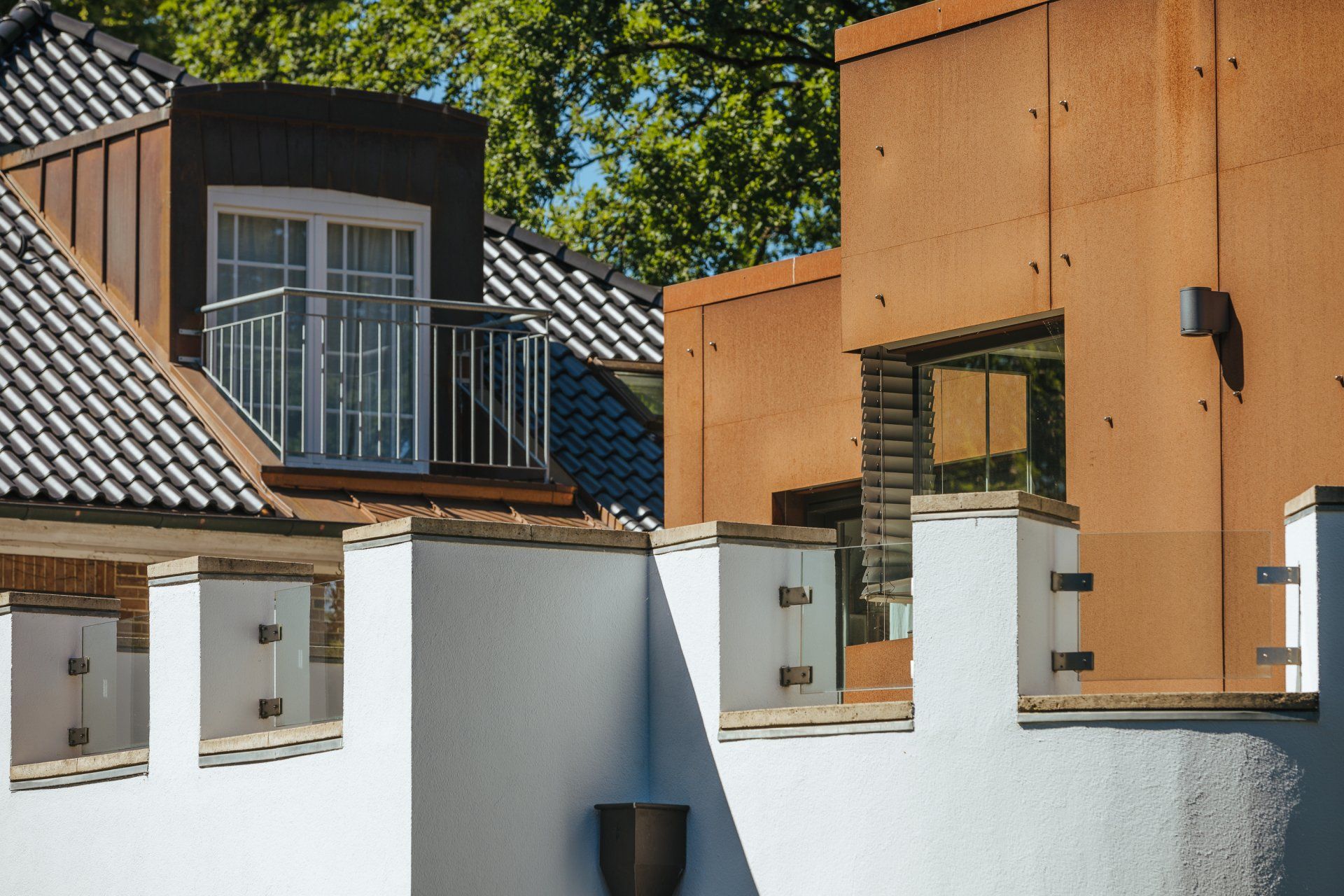 Ein Gebäude mit einem Balkon auf dem Dach