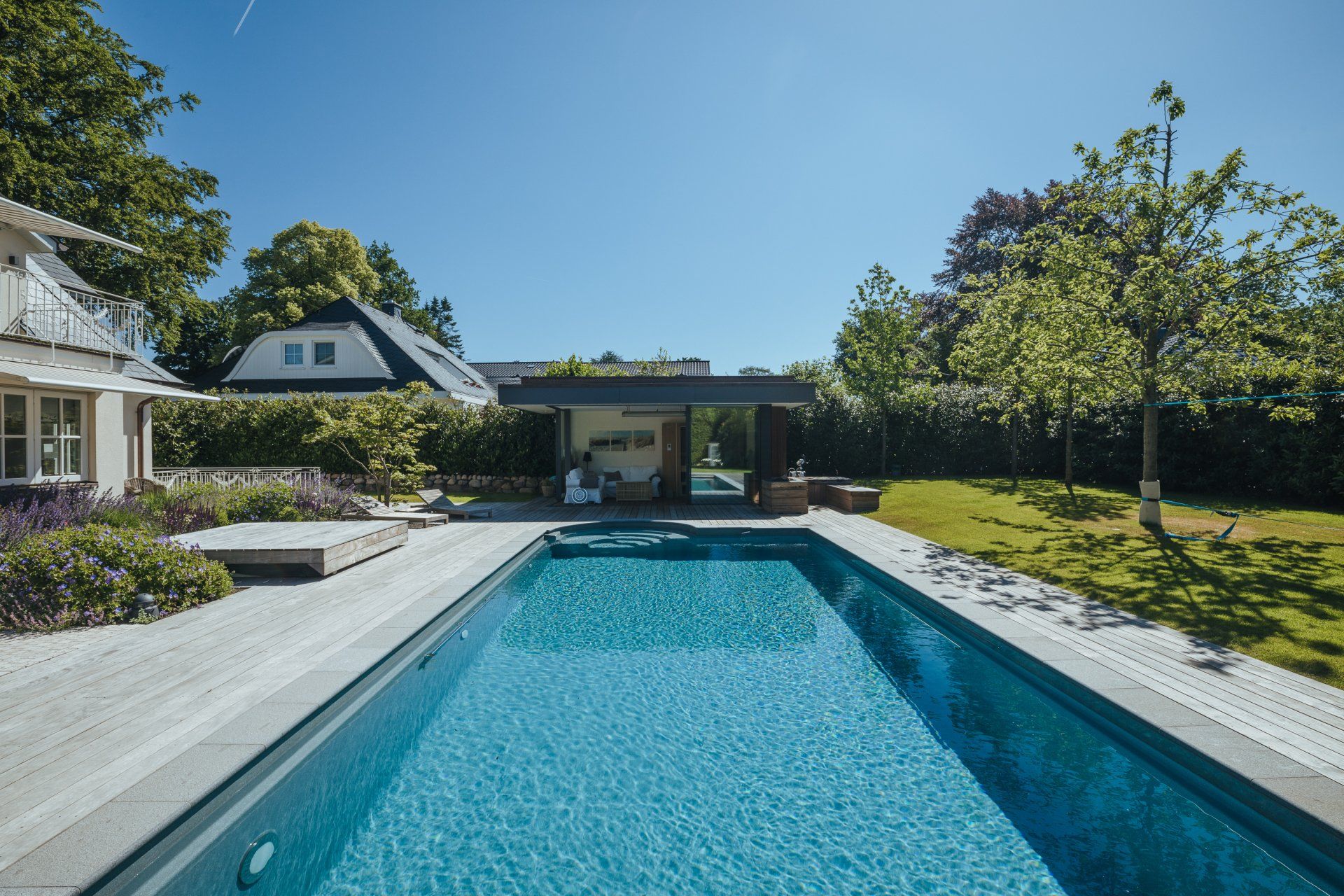 Ein großer Swimmingpool im Hinterhof eines Hauses