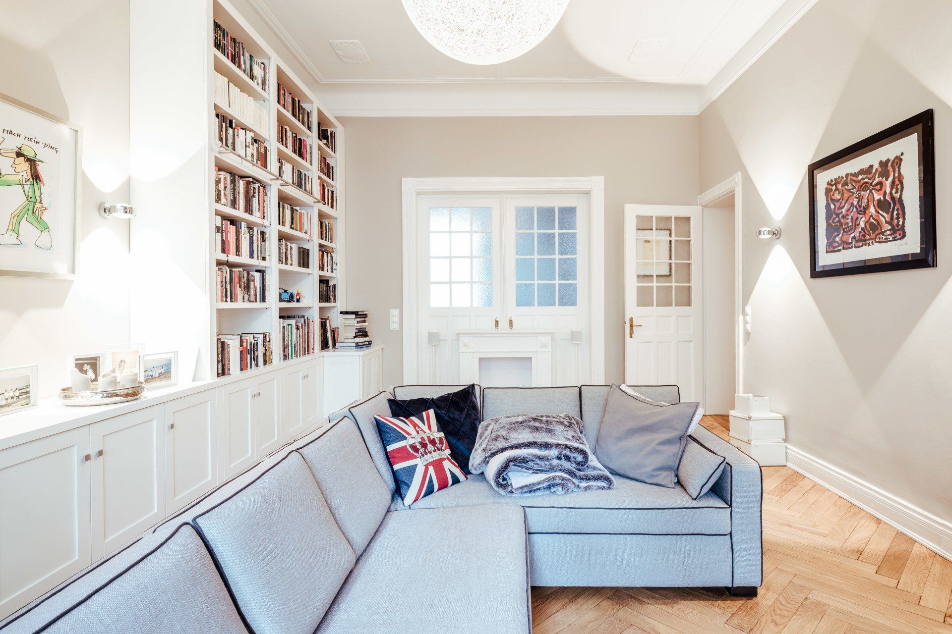 Ein Wohnzimmer mit einer Couch und einem Bücherregal