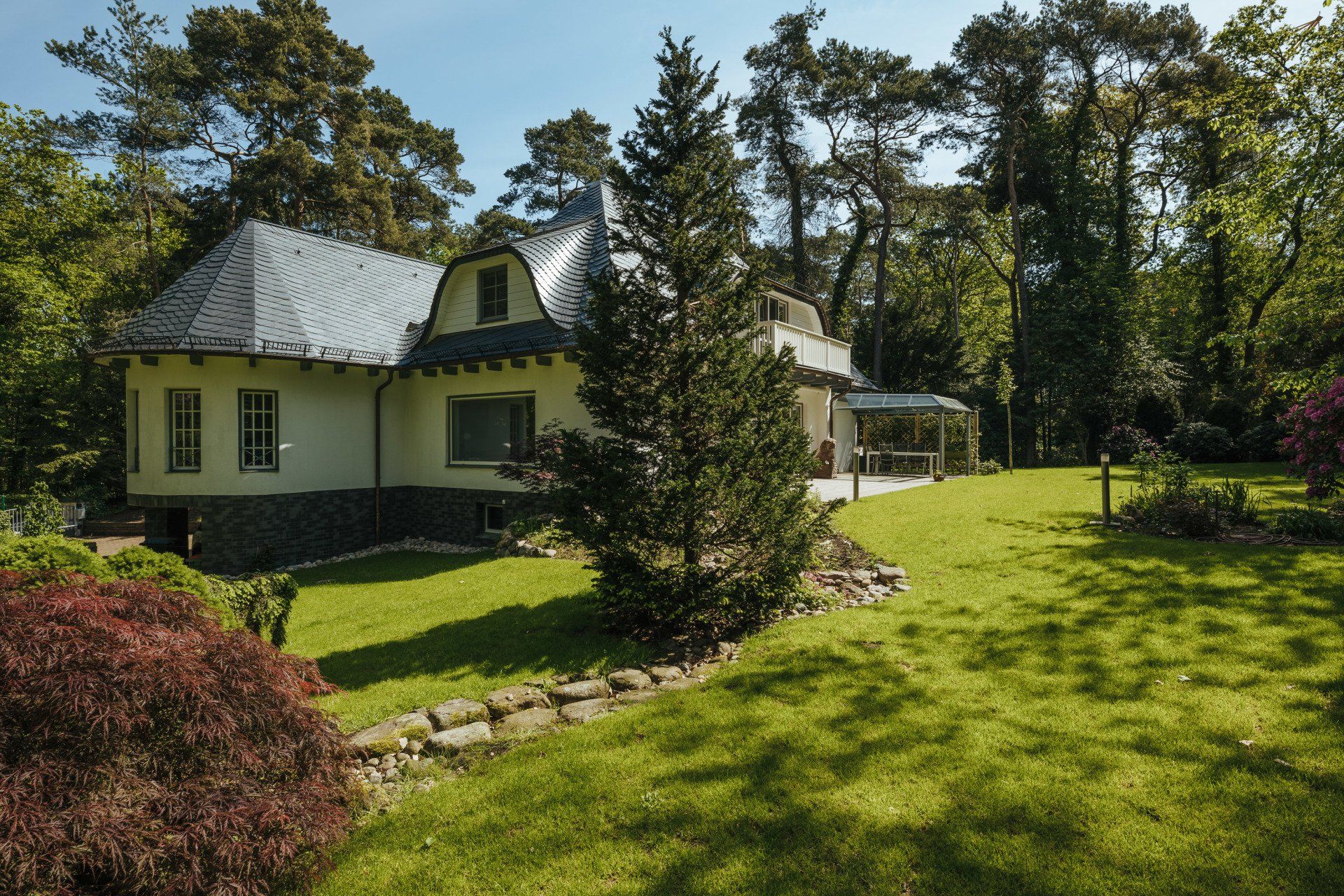 Ein Haus inmitten eines üppigen grünen Waldes