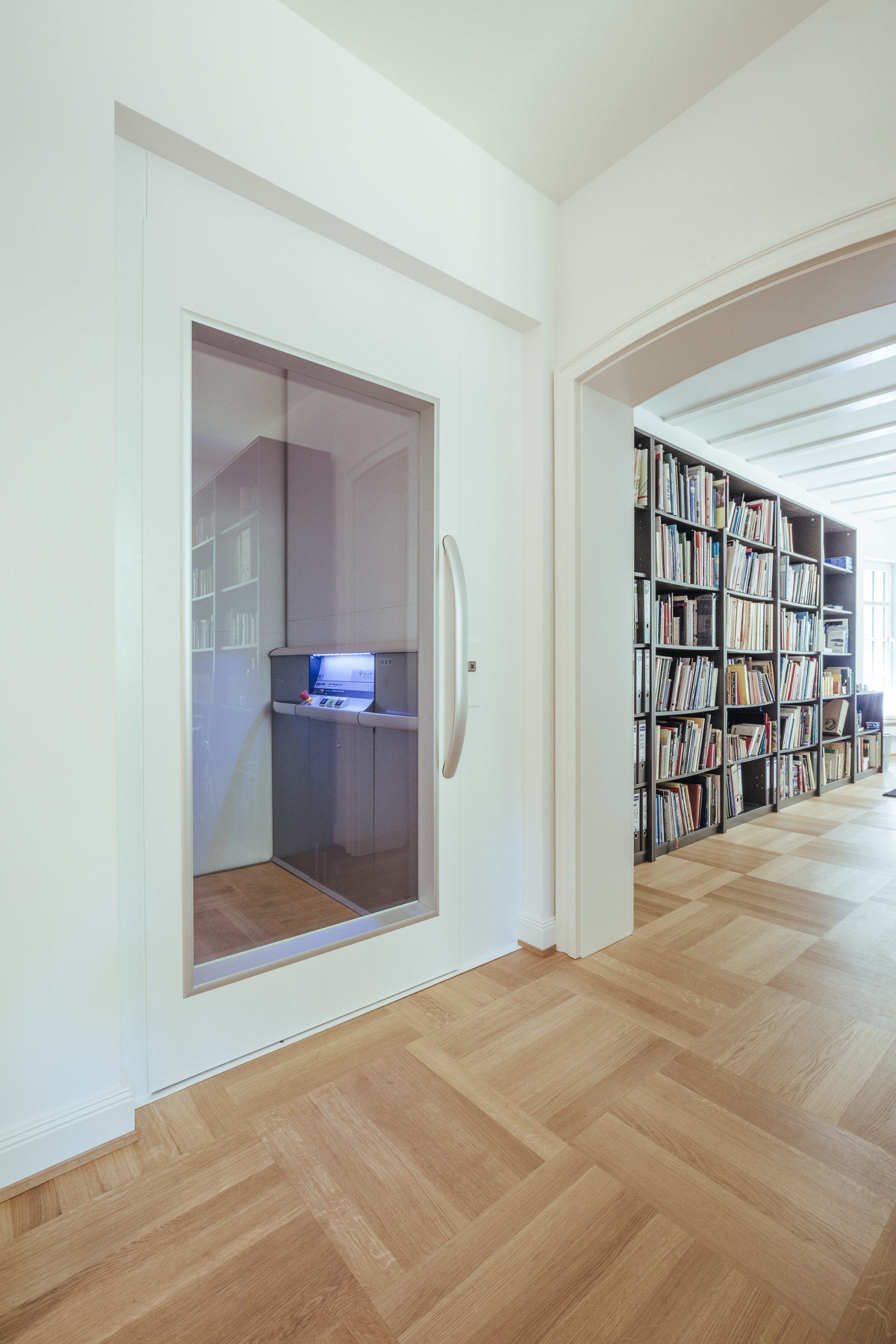 In der Wand zwischen Küche und Wohnzimmer befindet sich ein Fenster.
