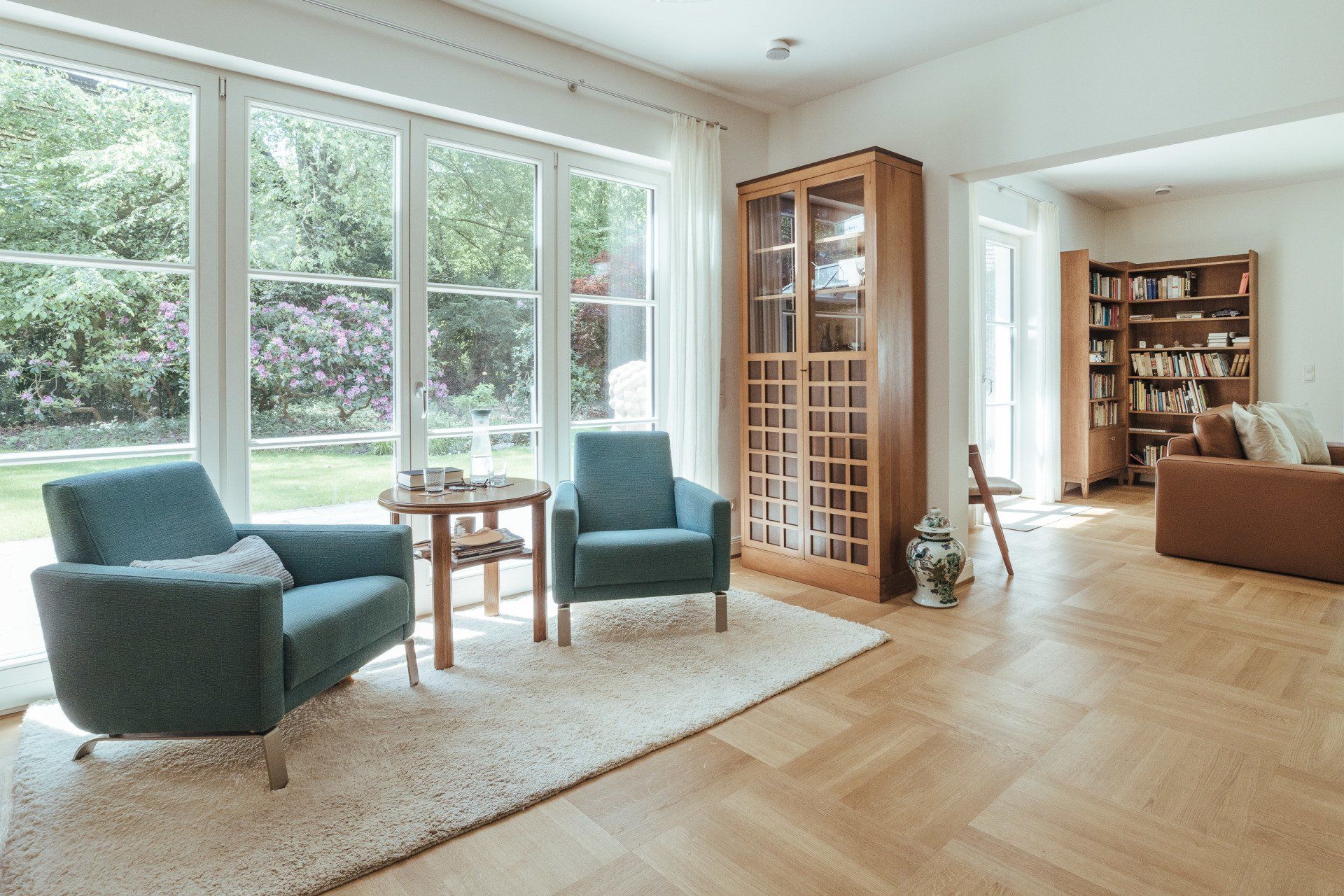 Im Wohnzimmer befinden sich zwei Stühle und ein Tisch.