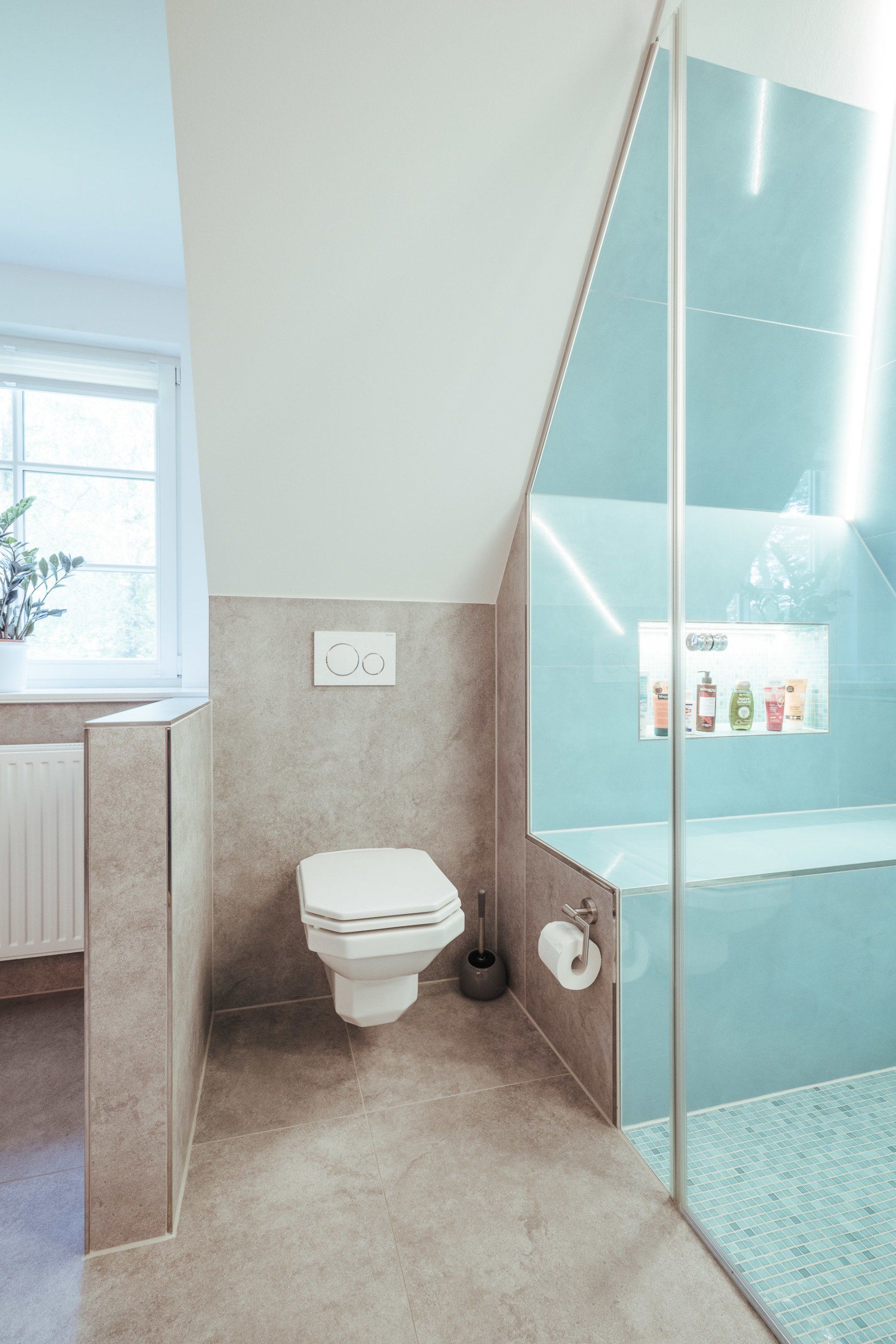 Ein Badezimmer mit Toilette, Dusche und Badewanne.