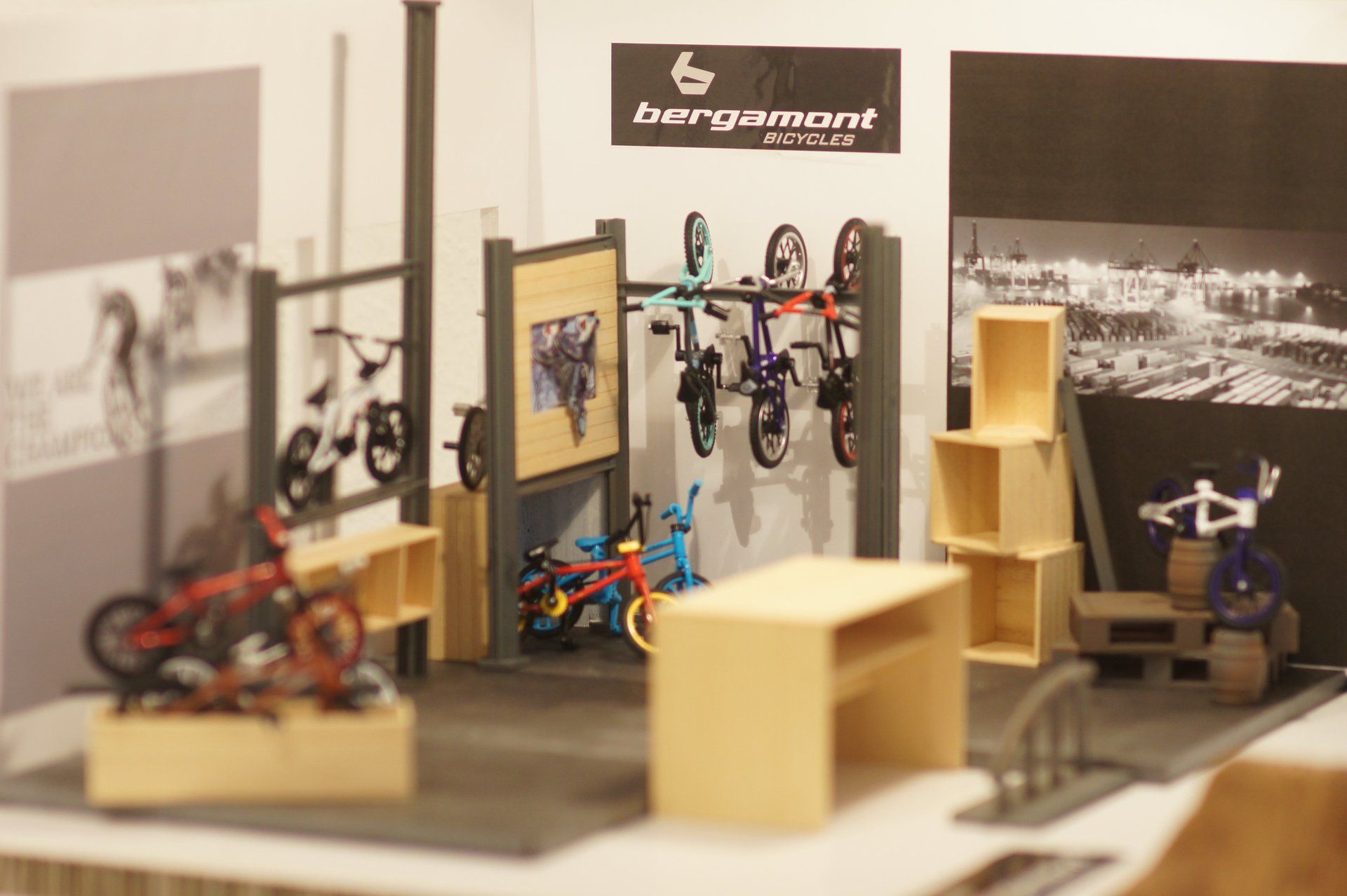 Ein Modell eines Fahrradladens mit einem Schild mit der Aufschrift „Bergamont Cycles“