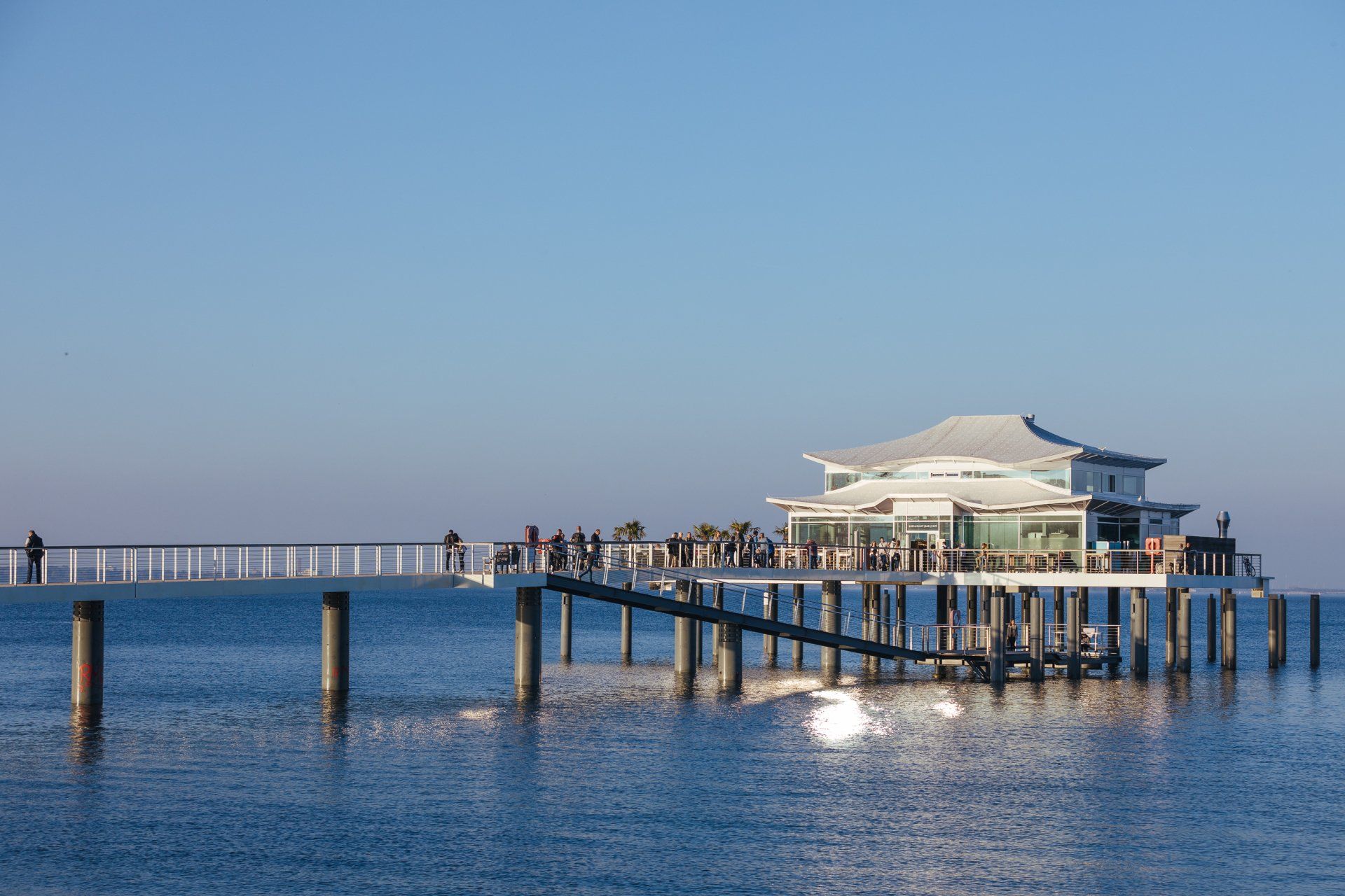 Ein Pier mit einem Restaurant darauf und Blick auf den Ozean.