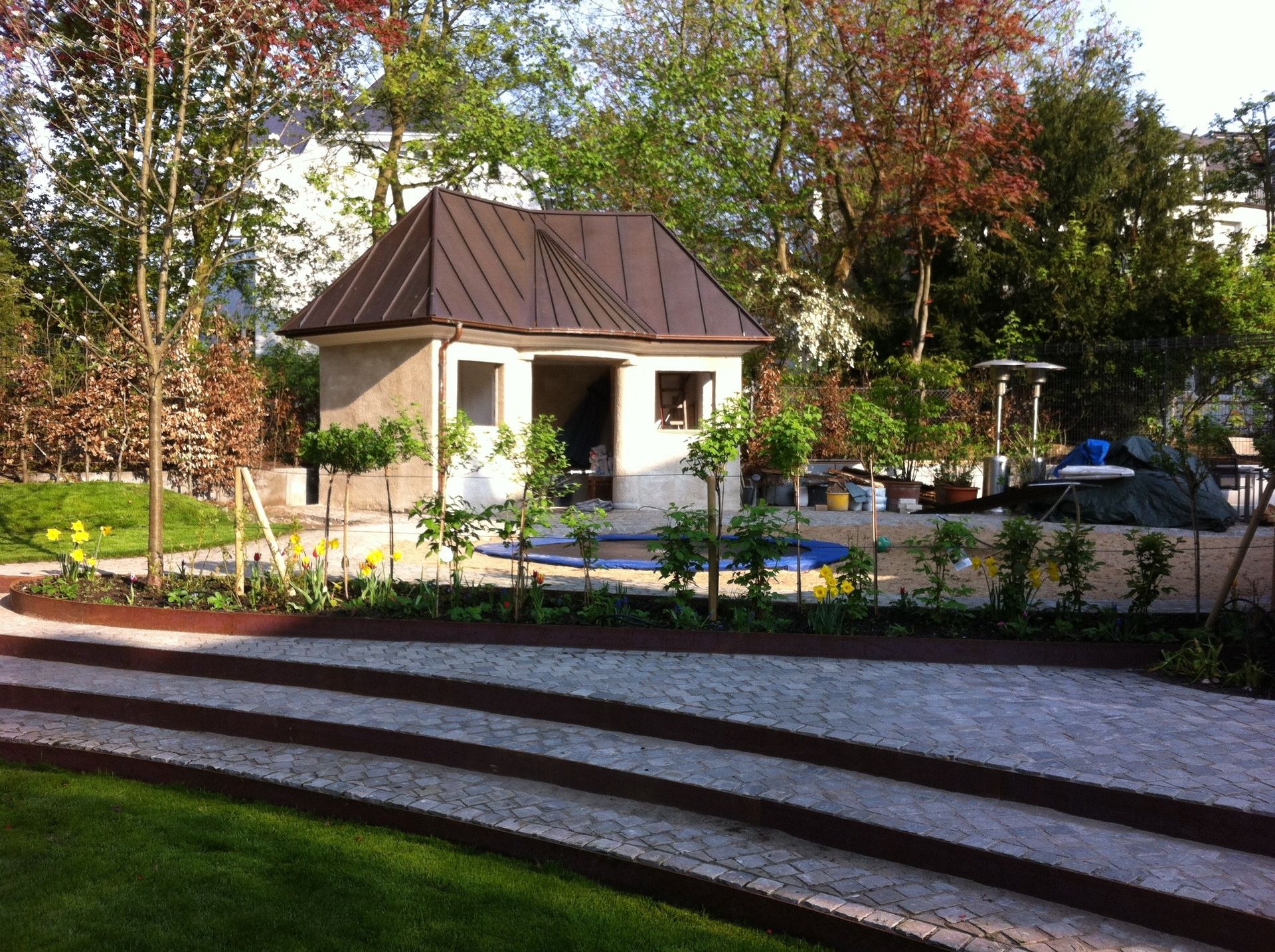 Ein kleines Haus inmitten eines üppigen grünen Gartens