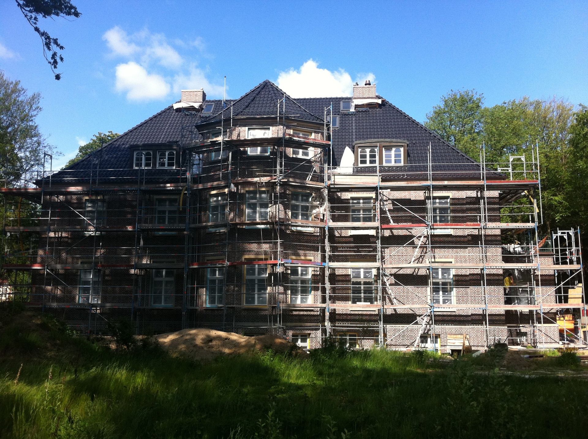 Ein großes Gebäude mit Gerüsten darum herum ist im Bau