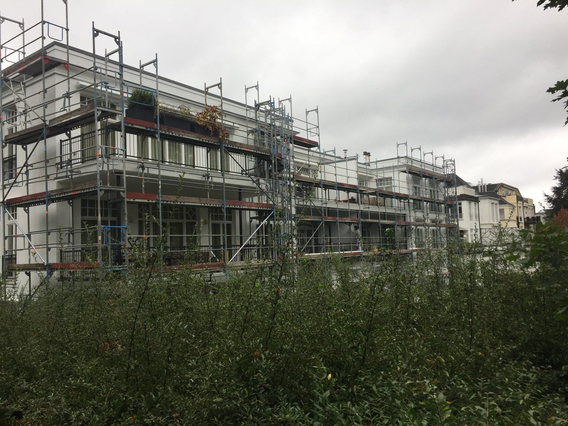 Ein großes im Bau befindliches Gebäude mit Gerüst darum herum.