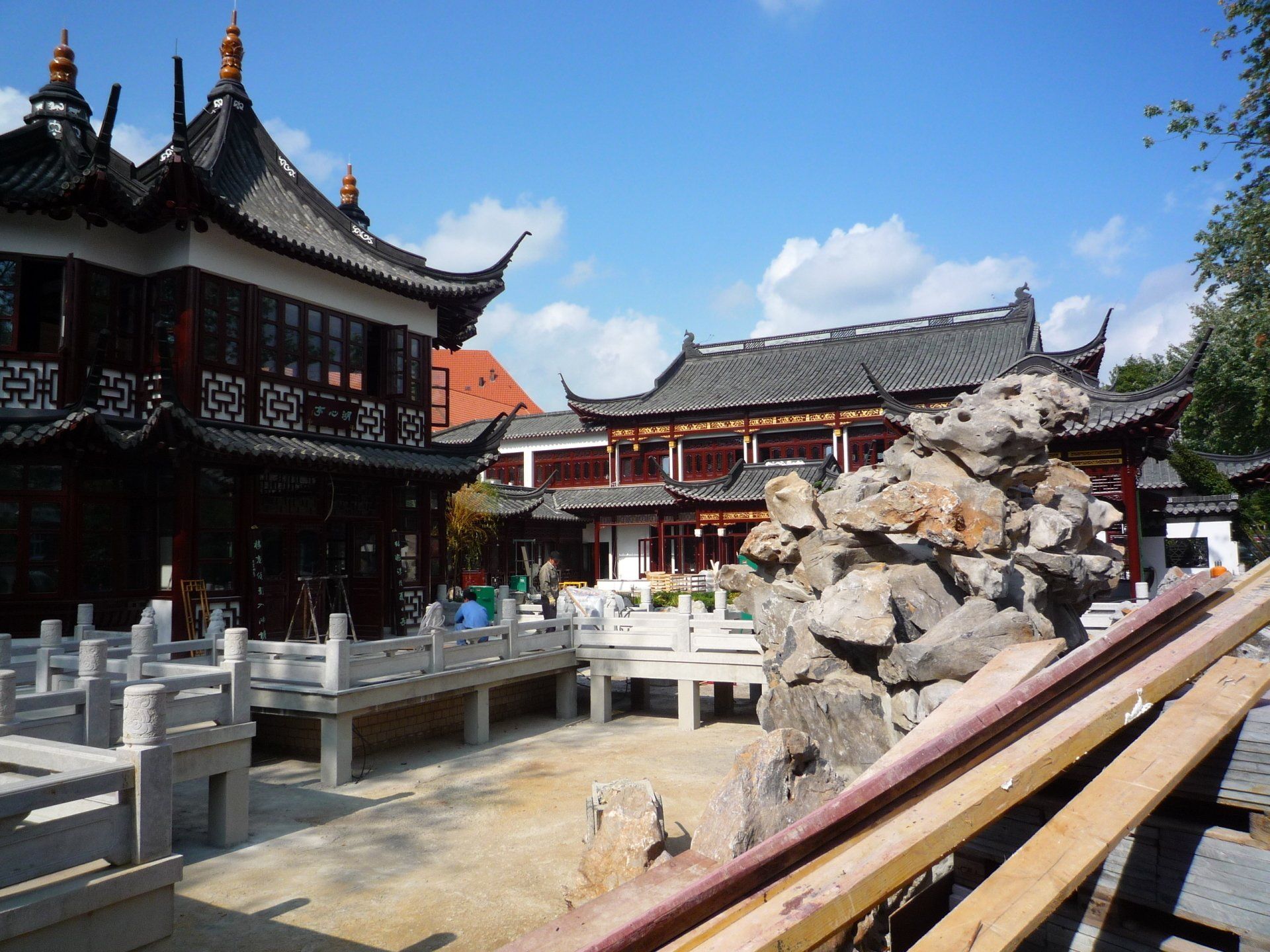 Ein chinesisches Gebäude mit einem Dach, das mit Schindeln gedeckt ist